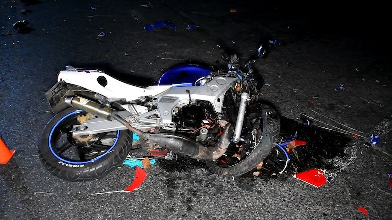 Mladý motorkář bez přilby na Znojemsku narazil do stromu, na místě zemřel
